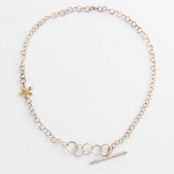 Sandberg, collier, silver med blomma i 18K guld.