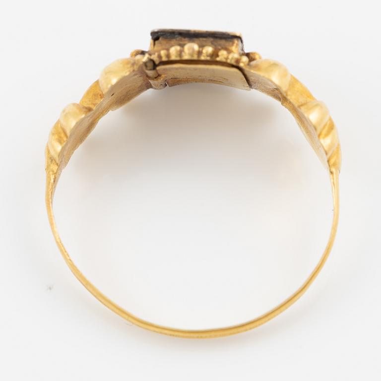 Ringar, 2 st, 18K guld med emalj.