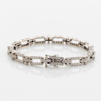 An 18K white gold bracelet set with round brilliant-cut diamonds.