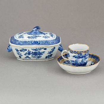 TERRIN samt KOPP med FAT, porslin, Qingdynastin, Kina, Qianlong (1736-95).