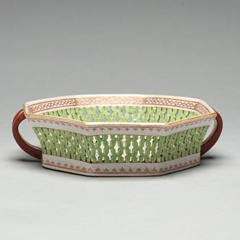 A large famille rose chesnut basket, Qing dynasty, 18th century.