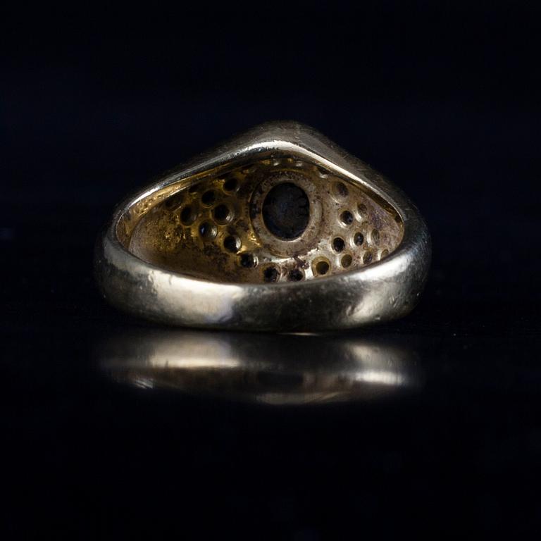 RING och ÖRHÄNGEN, 18K guld, safirer, diamanter. Vikt 16,3 g.