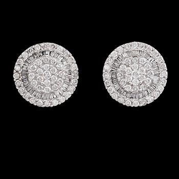 ÖRHÄNGEN, 1 par, 18 k vitguld, briljant- och baguettslipade diamanter tot 2.32 ct.