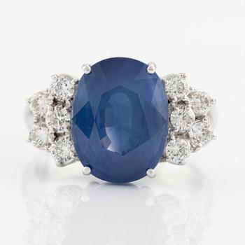 Ring in 18K gold with a faceted sapphire and round brilliant-cut diamonds.