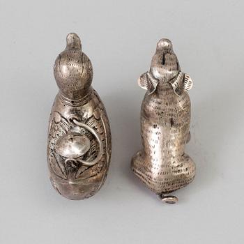 FIGURINER, två stycken, låghaltigt silver. Kina, 1900-tal.