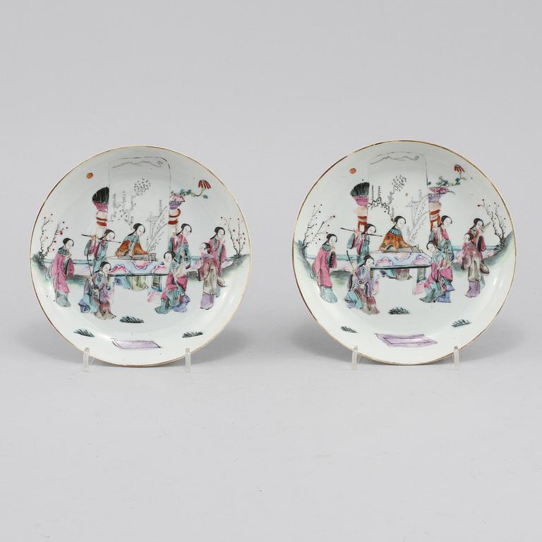 SKÅLFAT, ett par, porslin, Kina, omkring sekelskiftet 1800/1900.