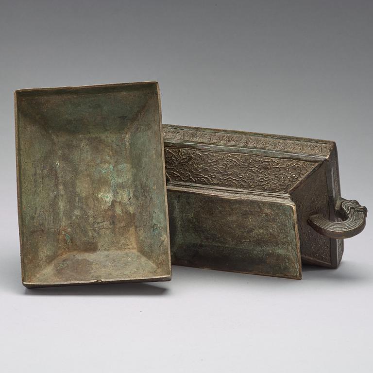 A bronze box with cover, Late Qing dynasty.