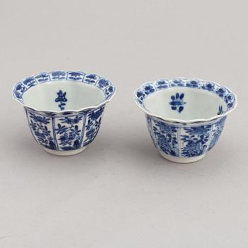 A pair of blue and white cups, Qing dynasty, Kangxi (1662-1722).