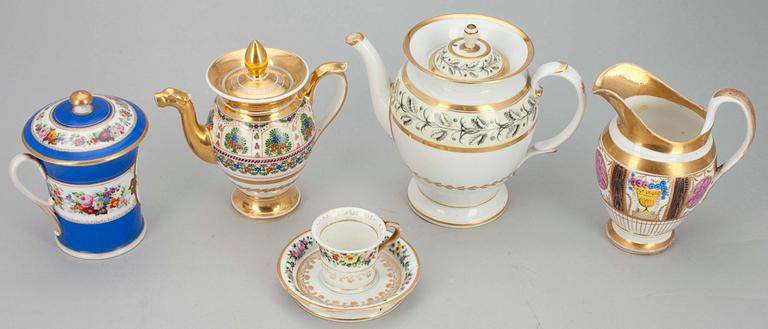 ETT PARTI PORSLINSFÖREMÅL, Gardner, Popov och ostämplade, Ryssland, 1800-talets början och mitt.