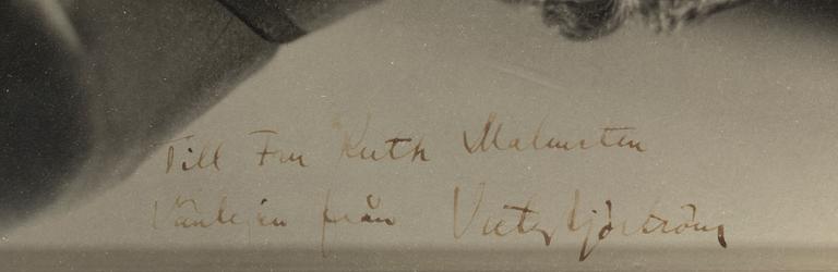 FOTOGRAFI, gelatin silver, "Victor Sjöström", egenhändig autograf.