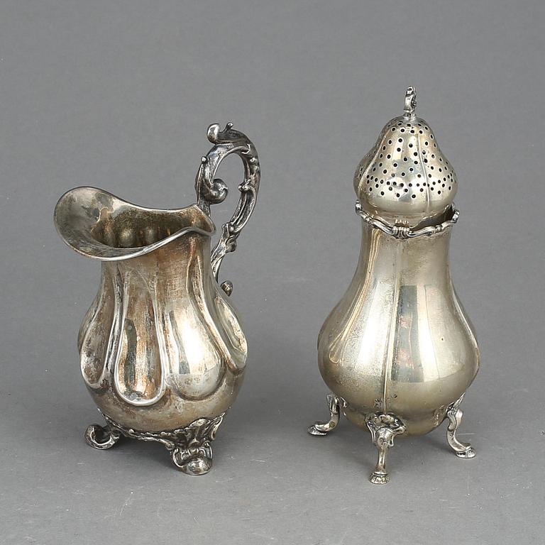 GRÄDDKANNA & SOCKERRUSKA, Silver, bland annat Bror Eric Skogsborg, Eskilstuna, 1864. Total vikt ca 263g.