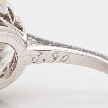 Sormus, platinaa ja briljanttihiottu timantti.