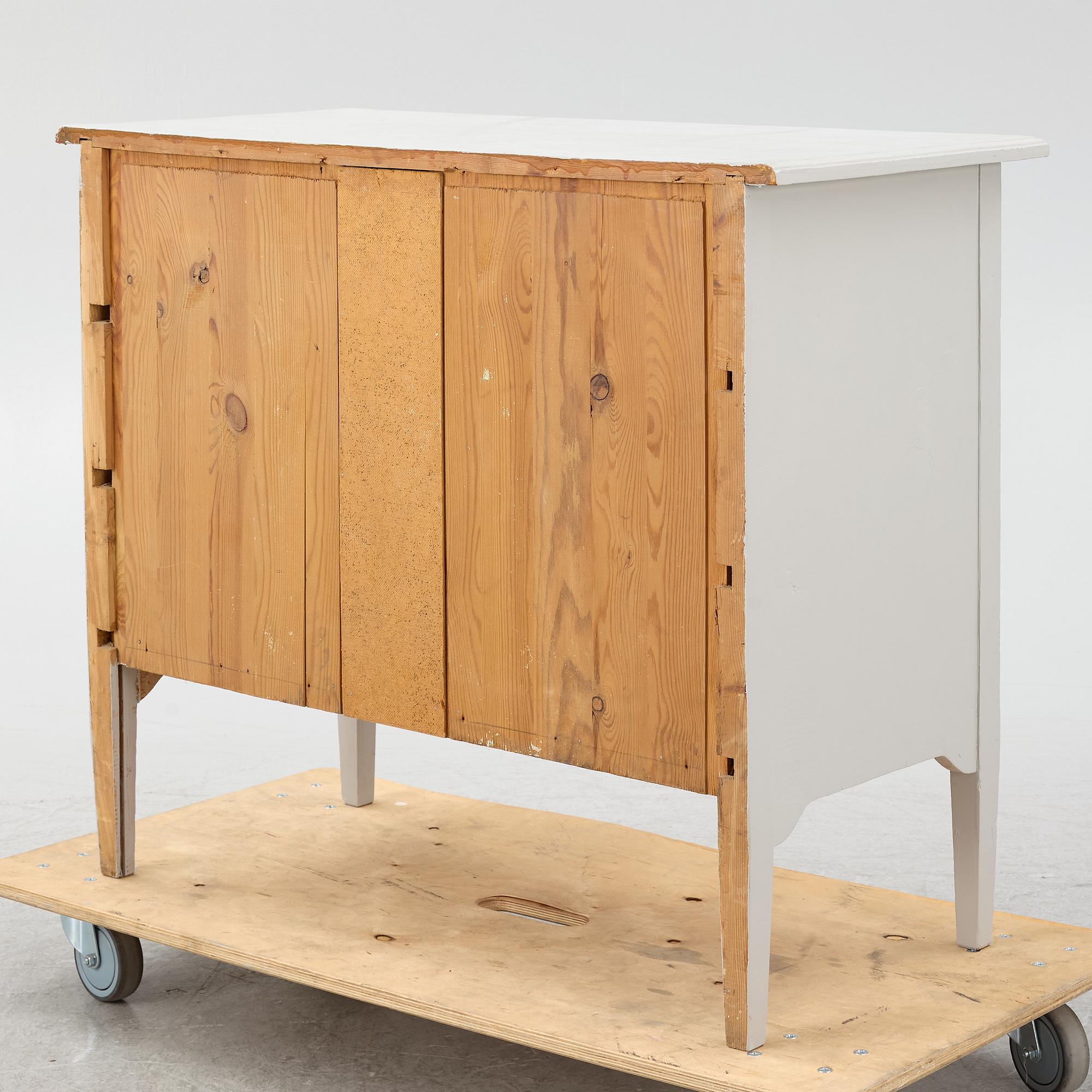 A chest of drawers, early 20th Century.
