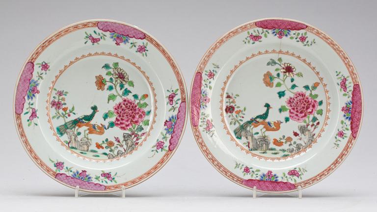 TALLRIKAR, ett par. Porslin, Kina. Qianlong(1736-1795).