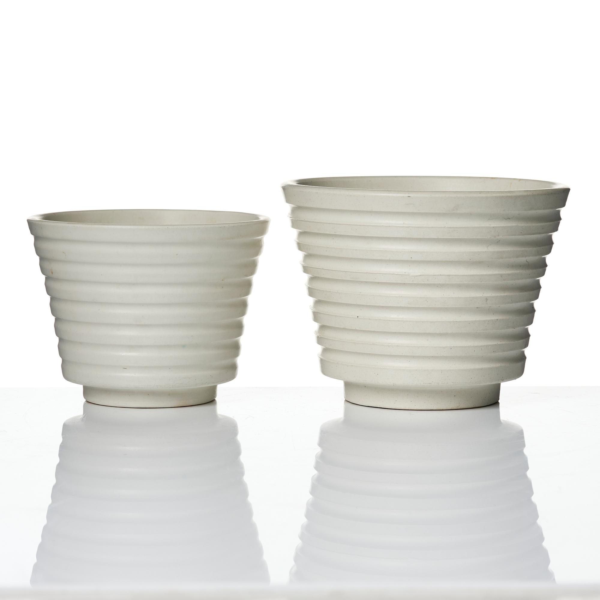 Wilhelm Kåge, A set of three ceramic flower pots, a vase and jar with lid,  Gustavsberg 1930s.