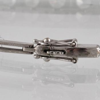 ARMLÄNK, vitguld med 9 briljantslipade diamanter, ca 0.99 ct,  Gustav Dahlgren & Co, Malmö, 1955. Vikt 9,8 gram.