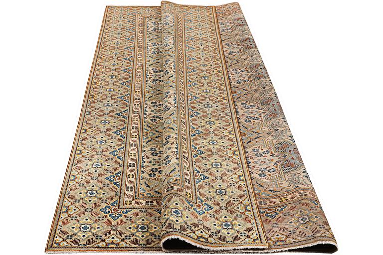 A carpet, Kashan, ca 367 x 273 cm.