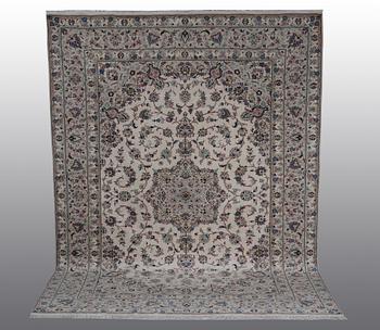 A CARPET, Kashan, signerad Kashan Frothan, ca 390 x 295 cm.