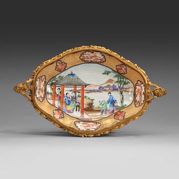 1533. A famille rose 'Rockefeller Pattern' dish, Qing dynasty, Qianlong (1736-95).