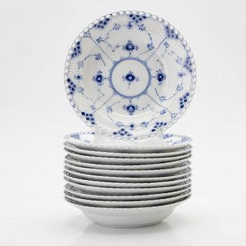 Royal Copenhagen, djupa tallrikar, 12 st, porslin, "Musselmalet helblonde", Danmark.