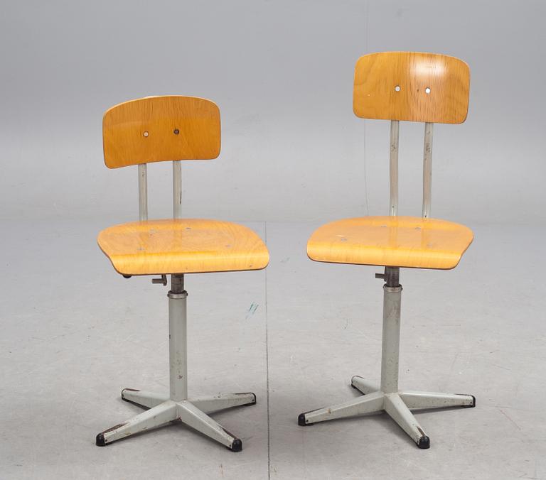 ARBETSSTOLAR, 2 st, 1900-talets mitt.