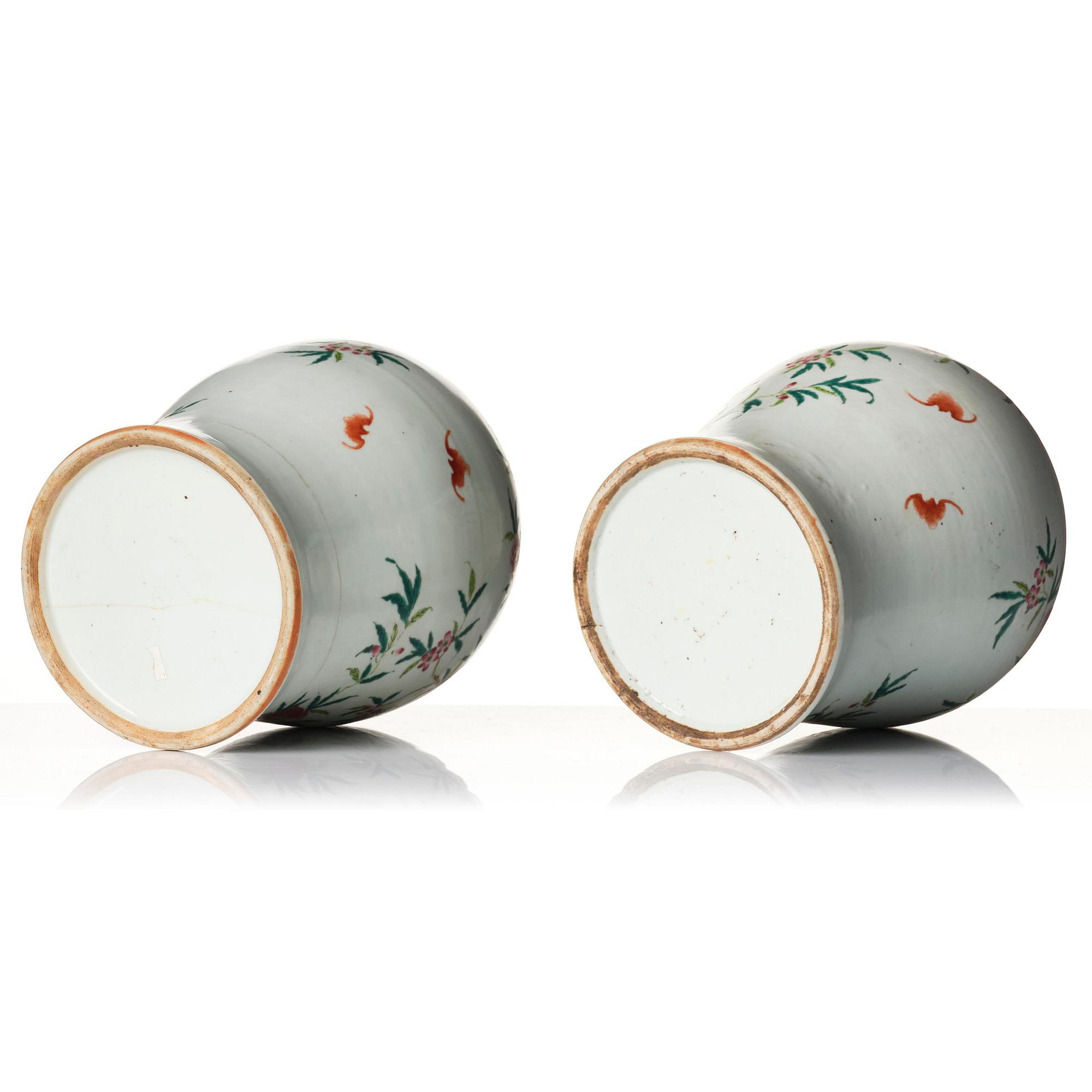A pair of Chinese famille rose peach vases with covers, late Qing dynasty/circa 1900.