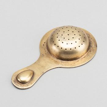 A russian cup and strainer in silver and enamel from 1896 and after 1958.