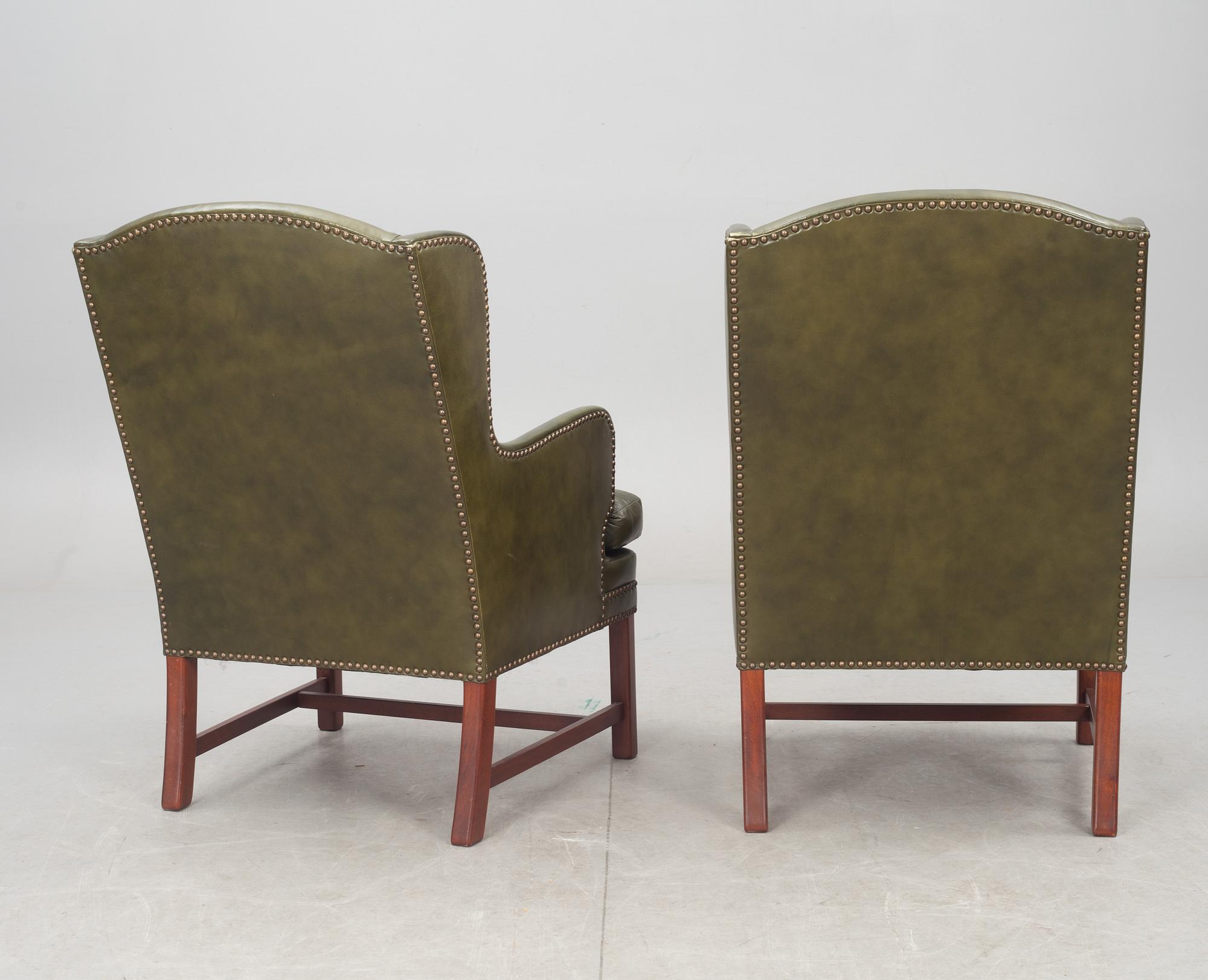 FÅTÖLJER, ett par, Chesterfield-modell, 1900-talets andra hälft.