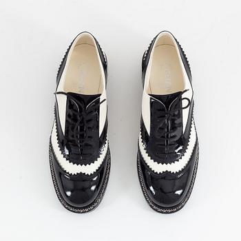 Chanel, a pair of black and white leather brogues, size 39½.