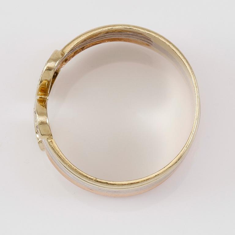 RING, 18K trefärgat guld samt mindre diamanter.