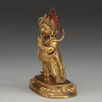 DHARMAPALA, förgylld brons, Sinotibetansk. Troligen 1700-tal.