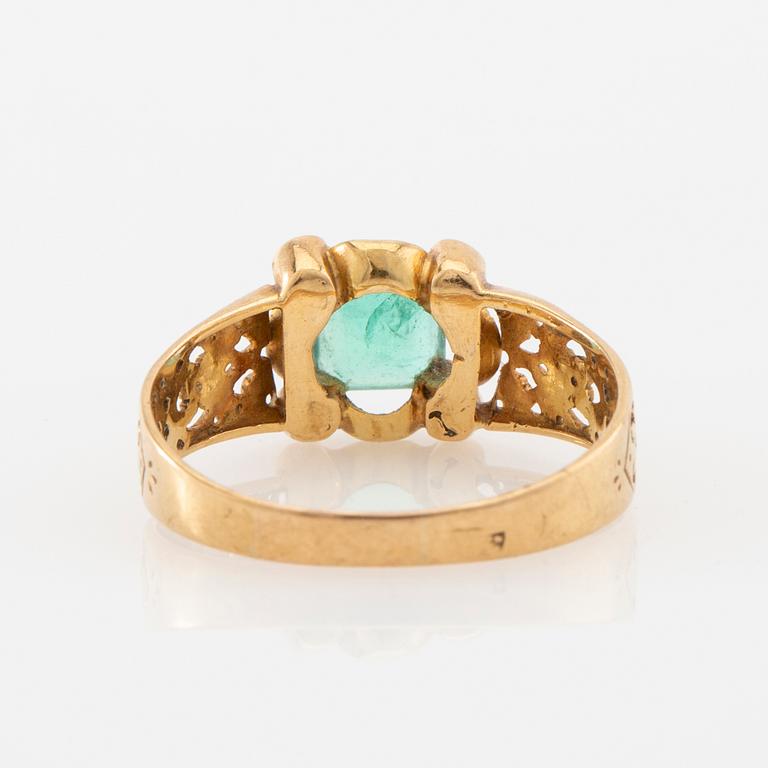 Ring in 18K gold with a step-cut emerald and seed pearls.