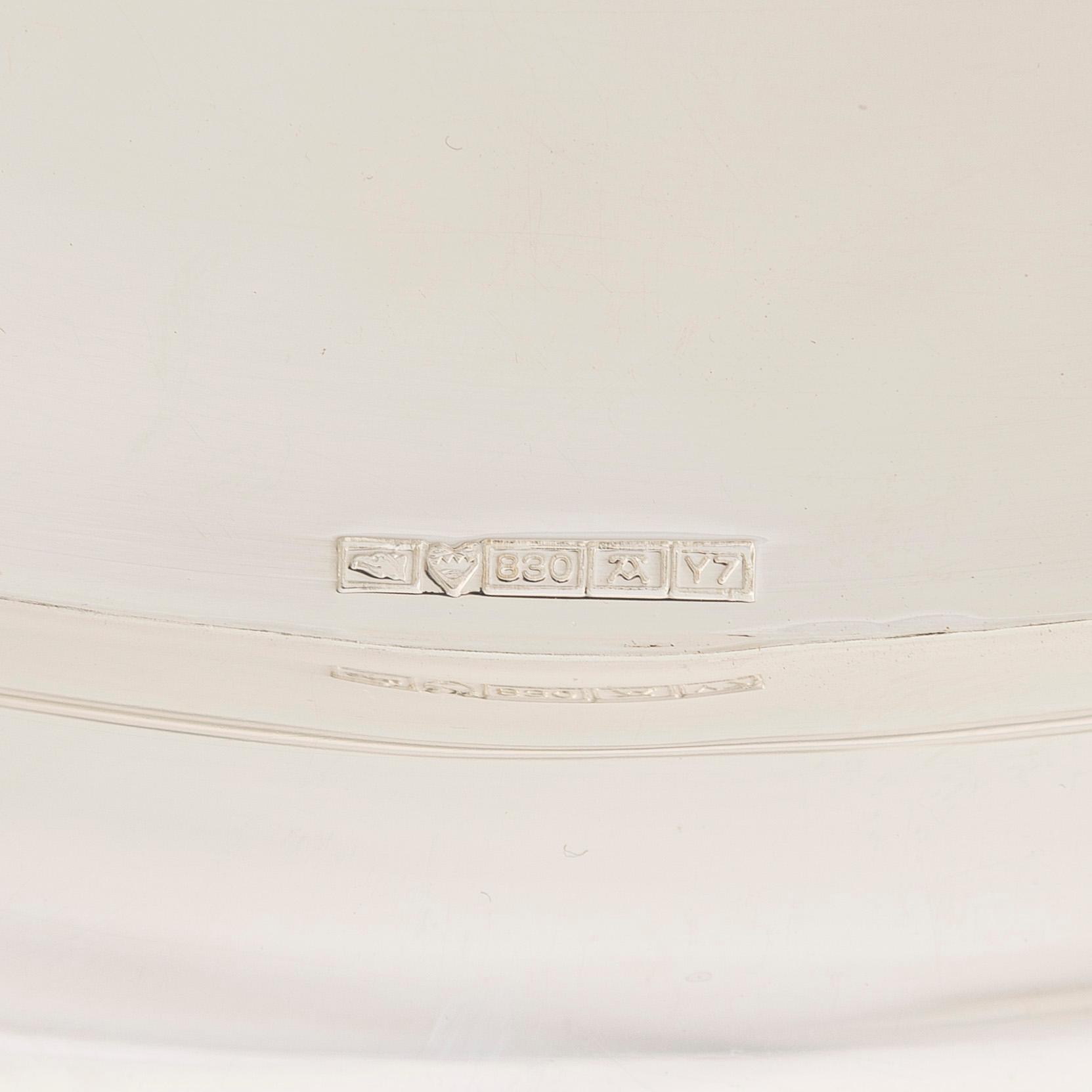 Tarjotin, hopeaa, Auran Kultaseppä Oy, Turku 1976.