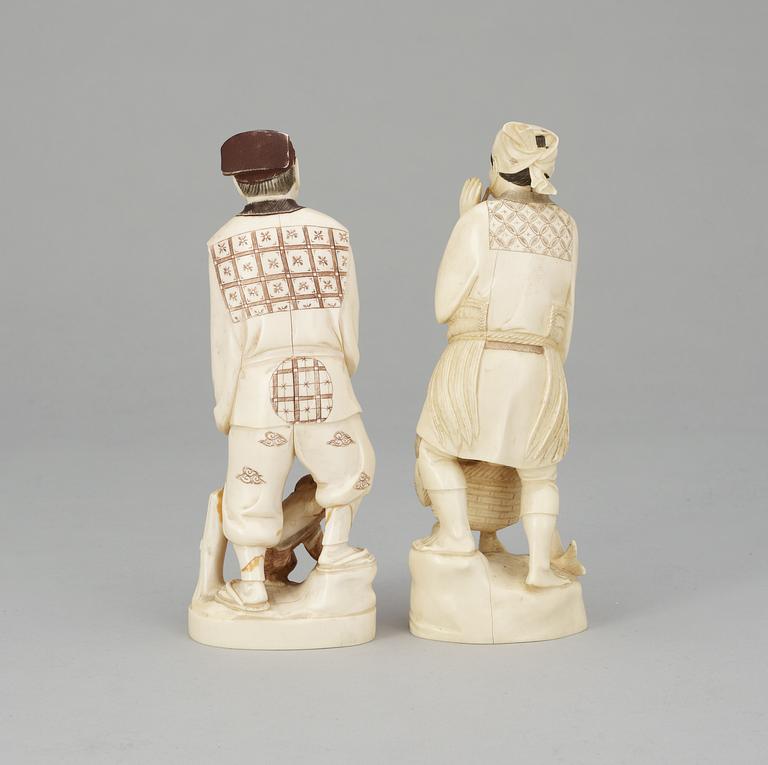 A pair of Japanese ivory figures, ca 1900.