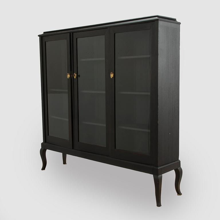 Vitrinskåp, 1900-talets första hälft.