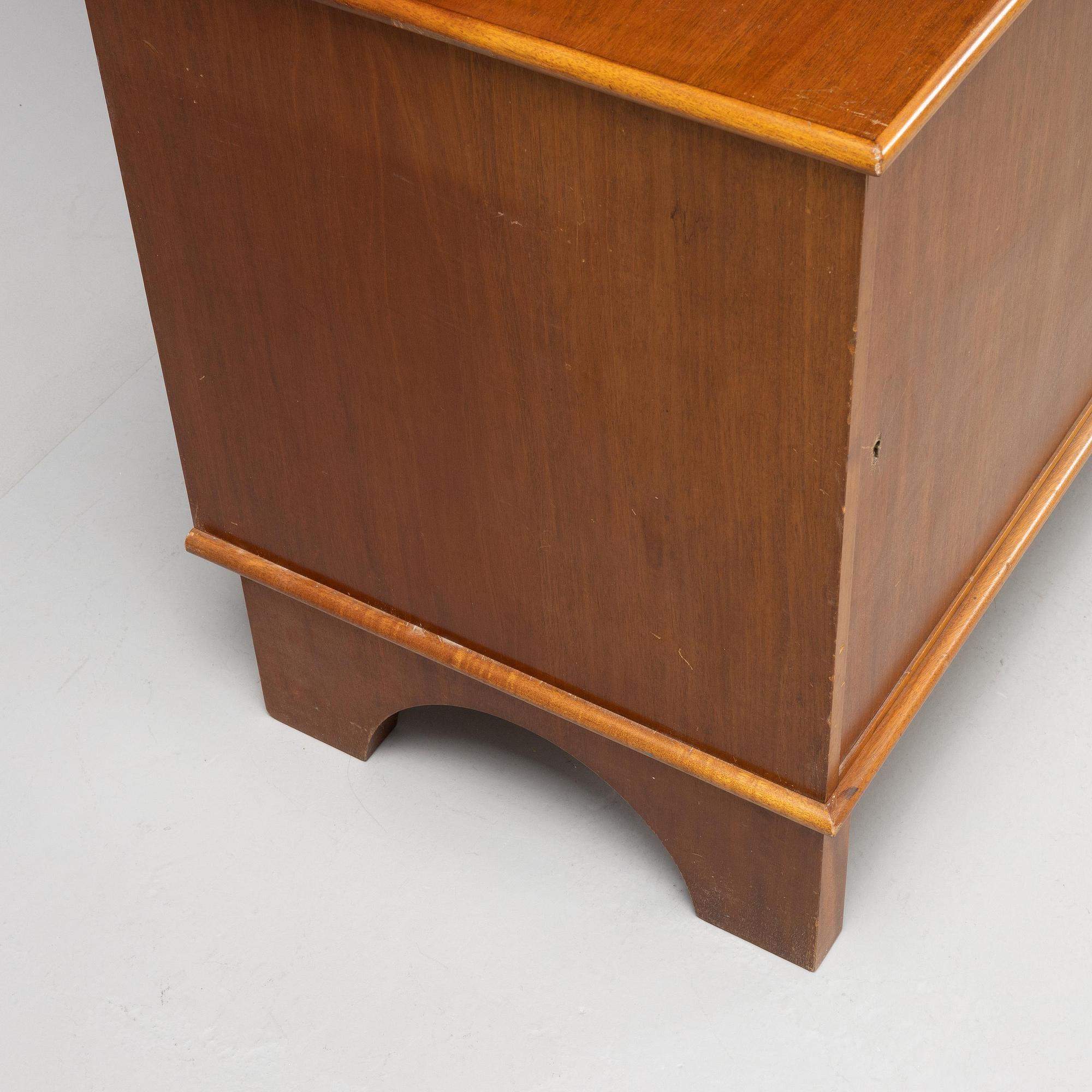 Josef Frank, sideboard med skåp, hyllor, skrivklaff och lådor, Firma Svenskt Tenn, specialbeställning 1940-50-tal.