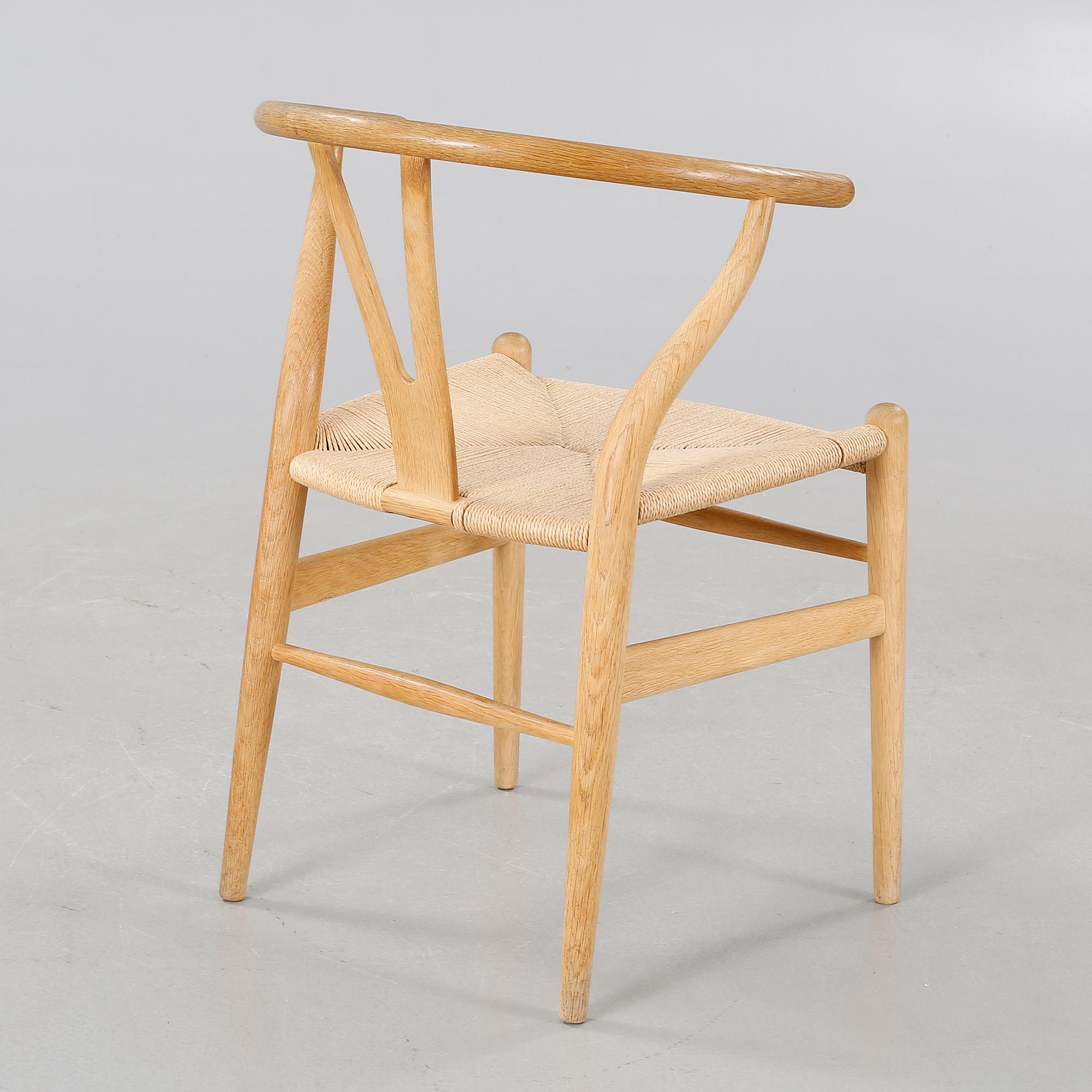 A 2007 "The Wishbone chair" by Hans J. Wegner, Carl Hansen & Søn.
