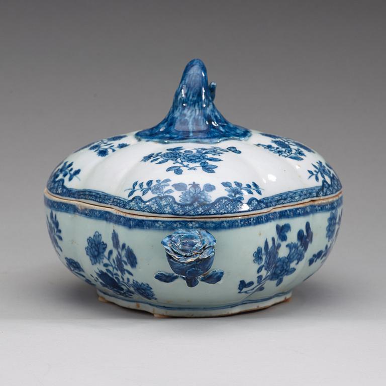 A blue and white pumkin shaped tureen with cover and tray, Qing dynasty, Qianlong (1736-95).