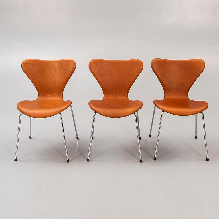 Arne Jacobsen, a set of six leather "Sjuan" chairs for Fritz Hansen, Denmark.