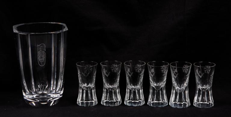 SNAPSGLAS, 6 st, samt VAS, glas, sk frimurarglas. 1900-tal.
