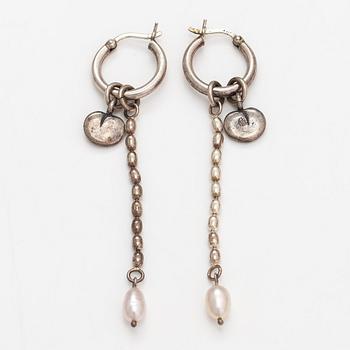 Kirsti Doukas, a necklace, pair of earrings and two bracelets, 'Vanamo', sterling silver, and cultured pearls.