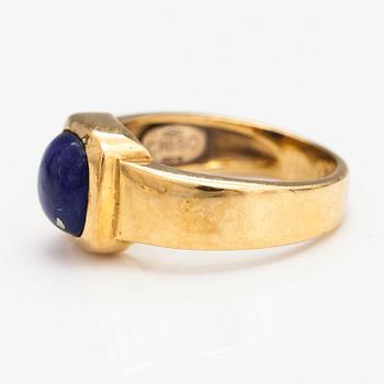 An 18K gold ring with a lapis lazuli. France.
