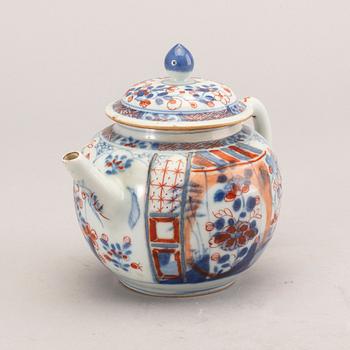 A Chinese porcelain teapot with cover, Qing dynasty, Qianlong (1736-95).