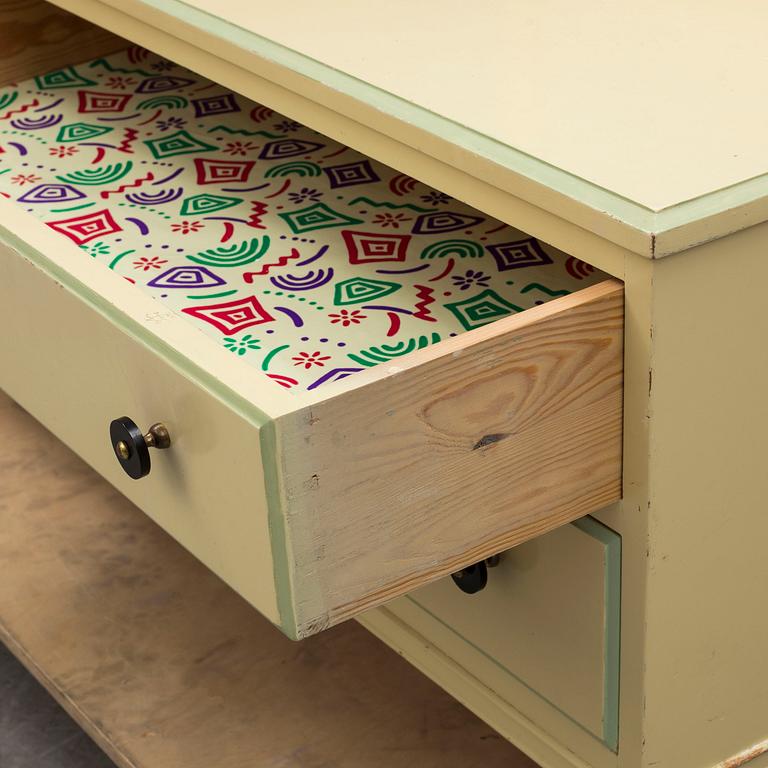 A 1920/30's chest of drawers with mirror.