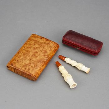 CIGARETTETUI samt -MUNSTYCKEN, 2 st, bl.a masurbjörk, 1900-talets första hälft.