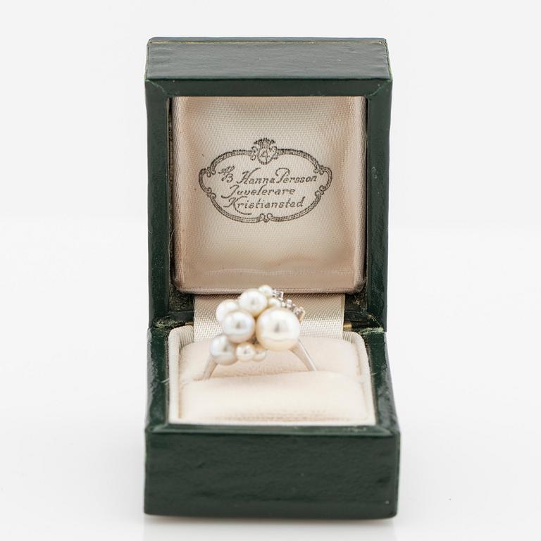 Ring, 18K white gold with pearls and brilliant-cut diamonds.