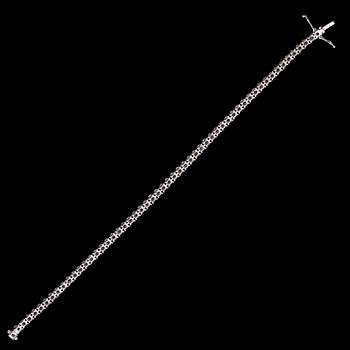 ARMBAND, 18 k vitguld, Rivière, 56 briljantslipade diamanter totalt 5.27 ct.