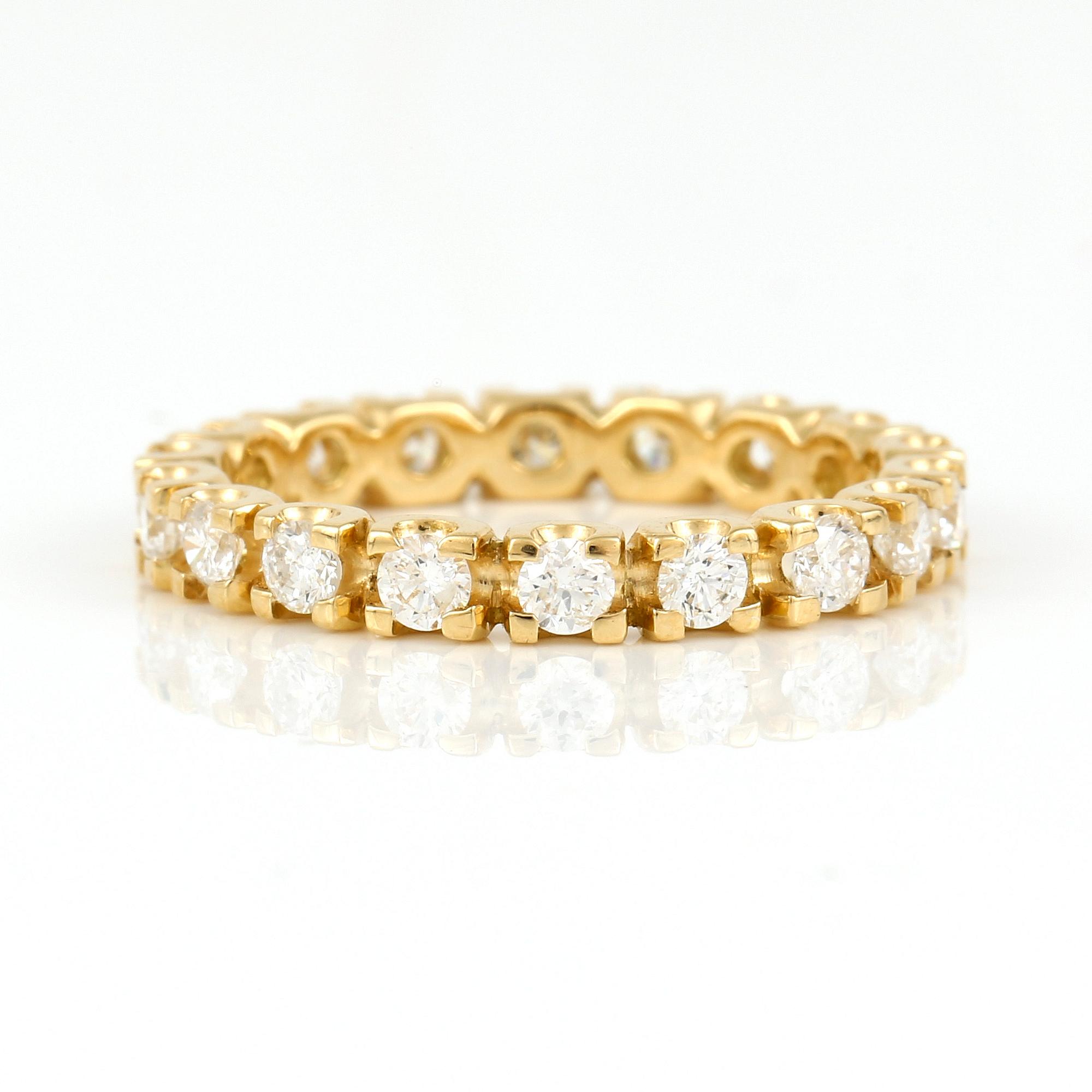 RING, 18K guld med briljantslipade diamanter, tot ca 1,05 ct. Vikt 3,15 gram.