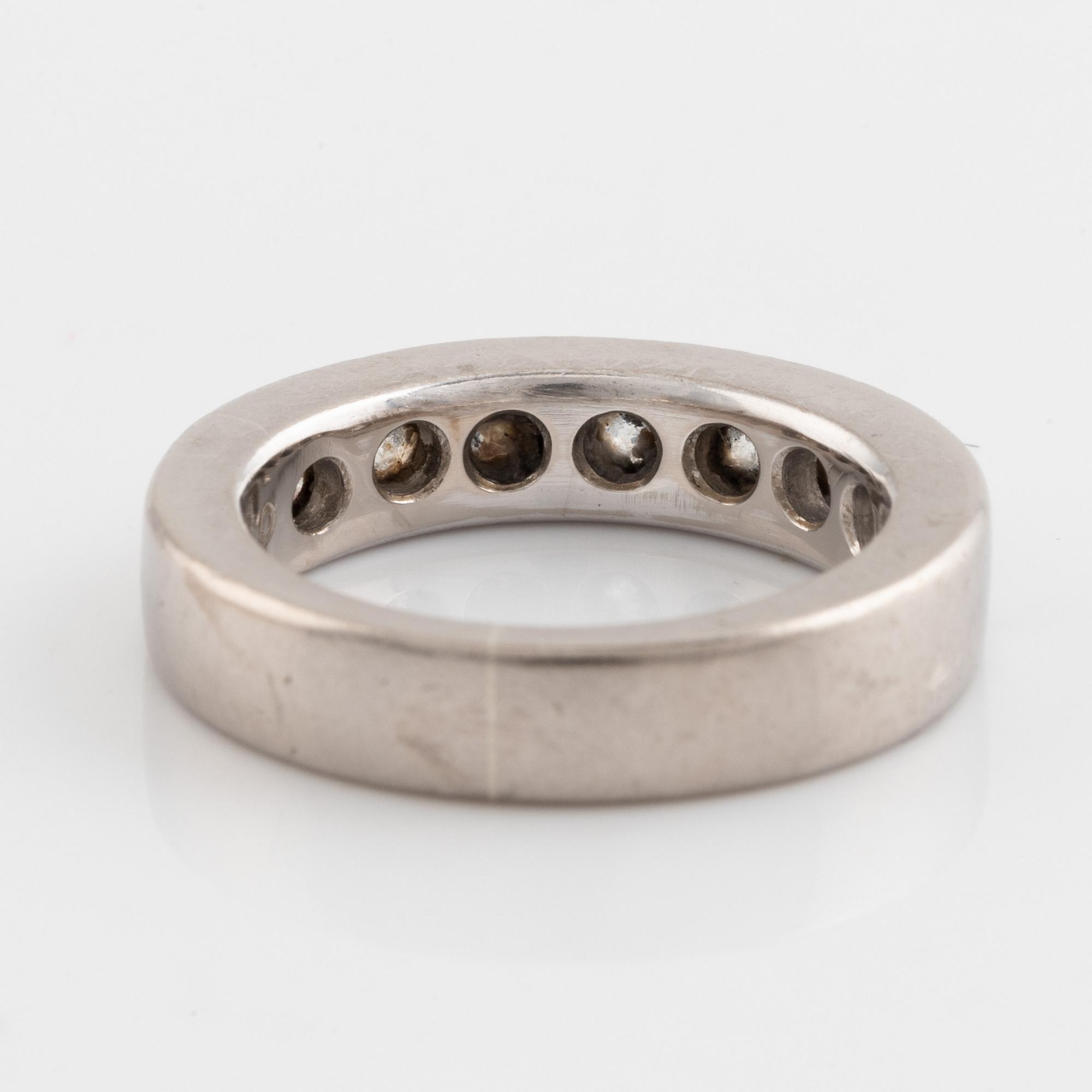 An 18K white gold ring set with round brilliant-cut diamonds.
