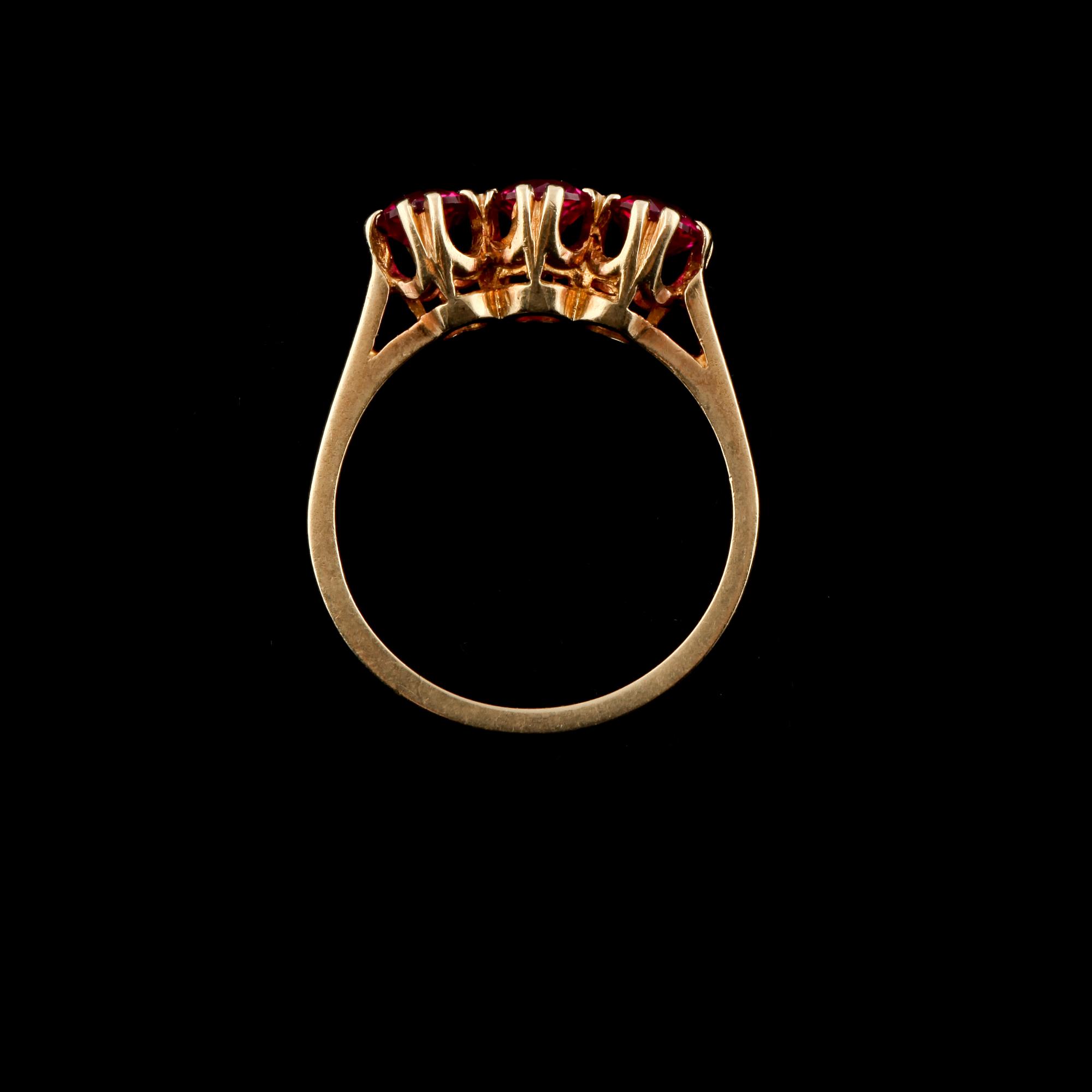 RING, 14K guld med 3 fasettslipade syntetiska rubiner. Vikt 3,3 g.